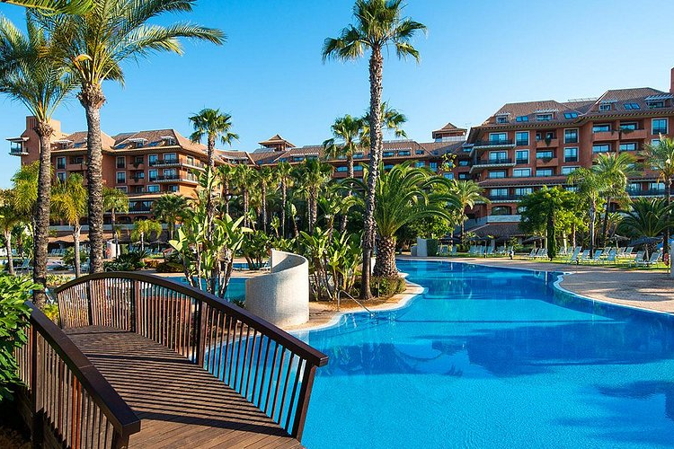 Puerto Antilla Grand Hotel 4*, resfresque-se nas piscinas exteriores