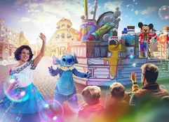  ponte tus zapatos de baile y dirígete al Castillo de la 
Bella Durmiente para descubrir A Million Splashes of Colour, un nuevo espectáculo diurno durante 
Disney Symphony of Colours.​
